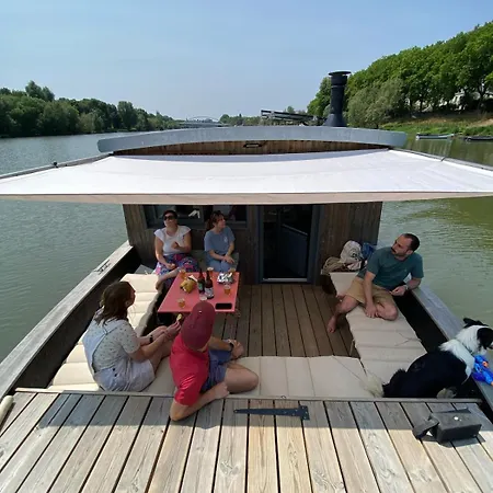 Insolite - Toue Cabanée Bateau-hôtel